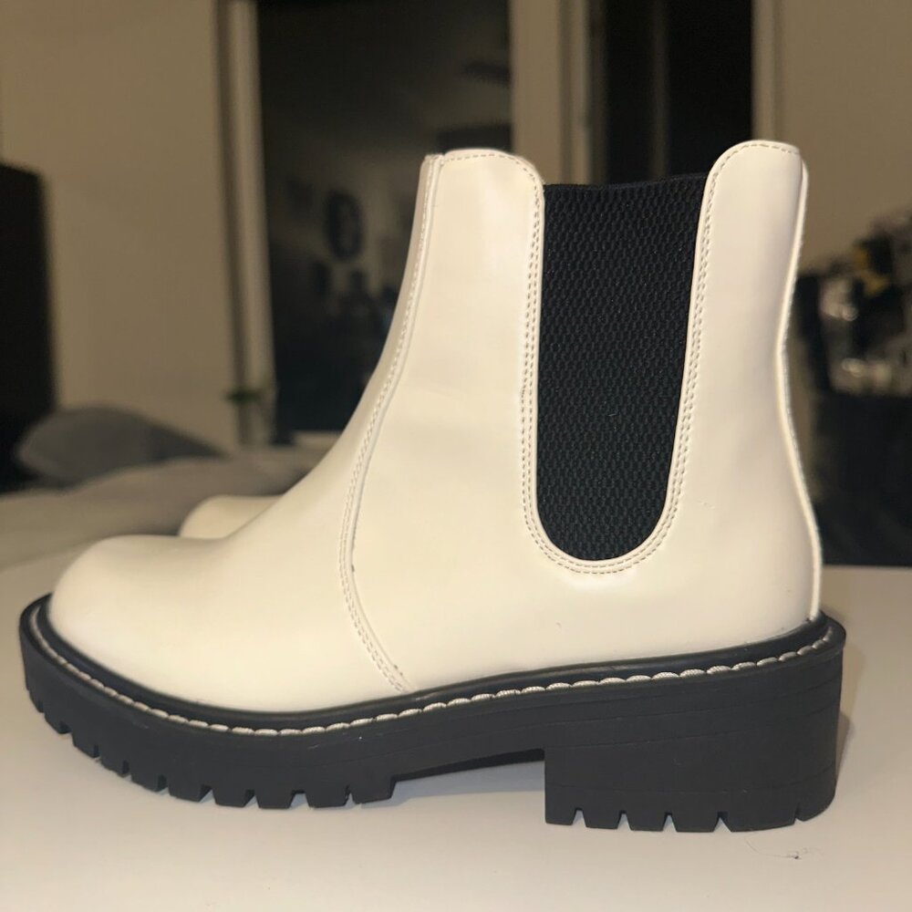 🎀Forever 21 White Slip-On Faux Leather Combat Boot with Chunky Sole